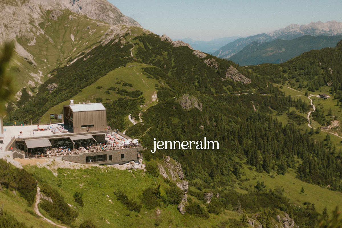 Jennerbahn in Berchtesgaden: Das Restaurant Jenneralm neben der Bergstation