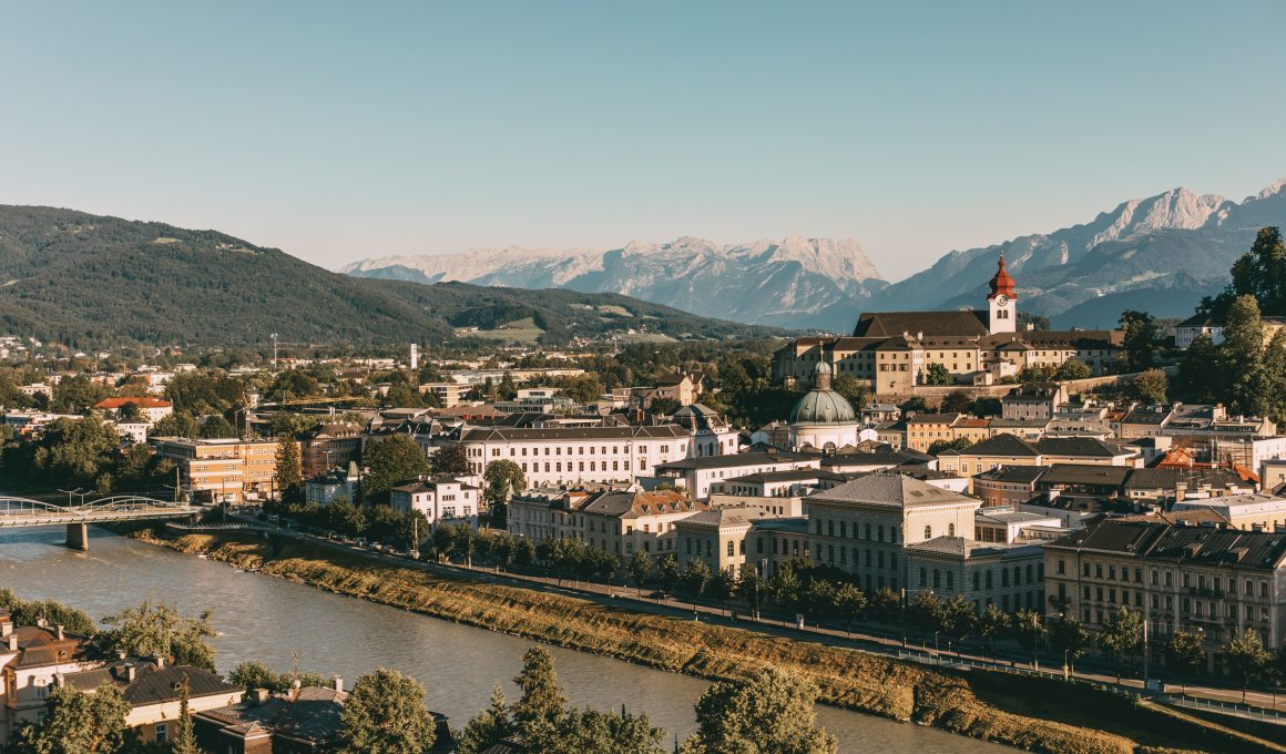 Tipps für ein Wochenende in Salzburg: Die Stadt vom Kapuzinerberg aus betrachten