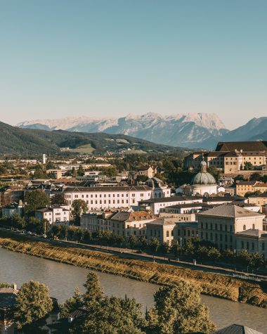 Tipps für ein Wochenende in Salzburg: Die Stadt vom Kapuzinerberg aus betrachten