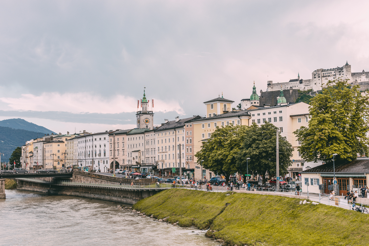 Ein Wochenende in Salzburg: Am Ufer der Salzach in die Altstadt spazieren