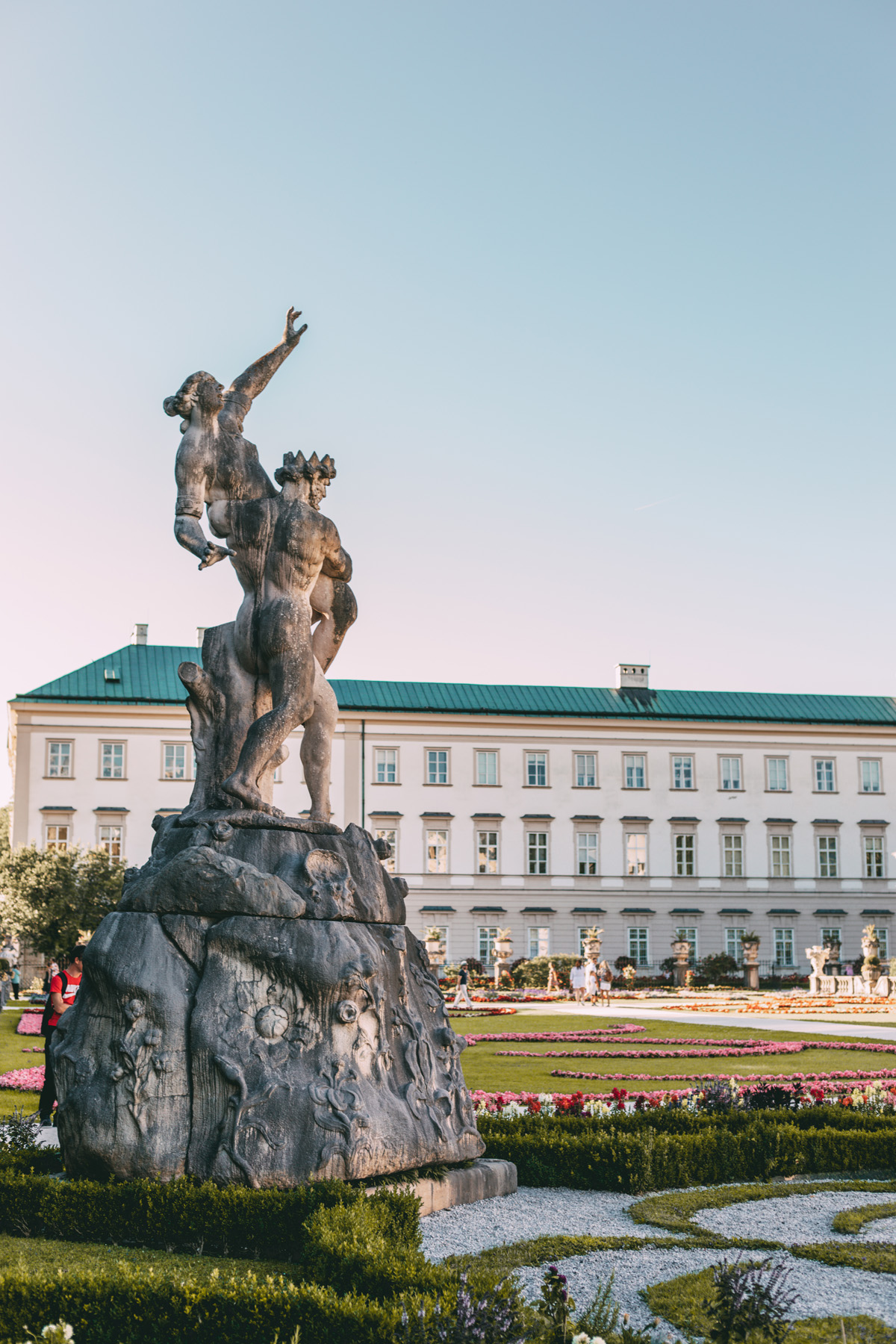 Statue Hades entführt Persephone im Mirabellgarten in Salzburg