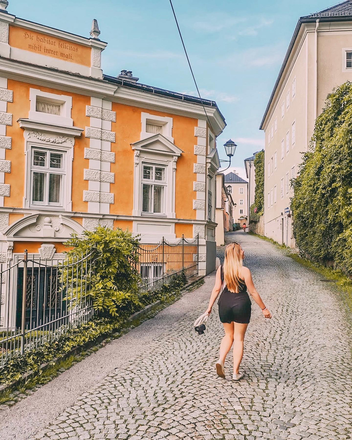 Salzburg Gasse mit gelbem Haus