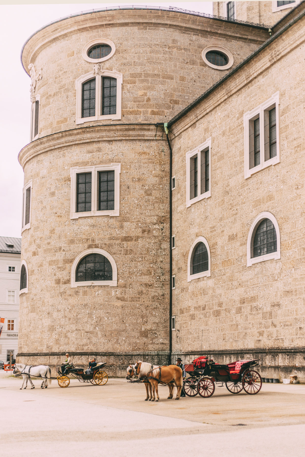 Vor dem Salzburger Dom stehen Pferdekutschen