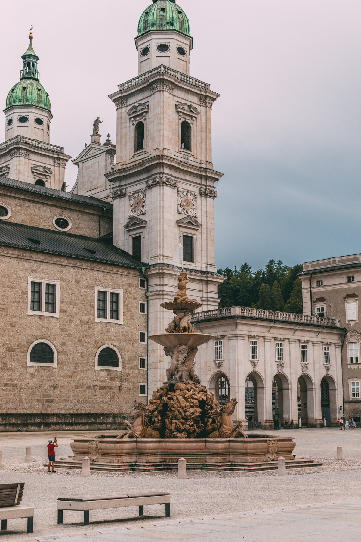 Der Residenzbrunnen mit dem Salzburger Dom im Hintergrund