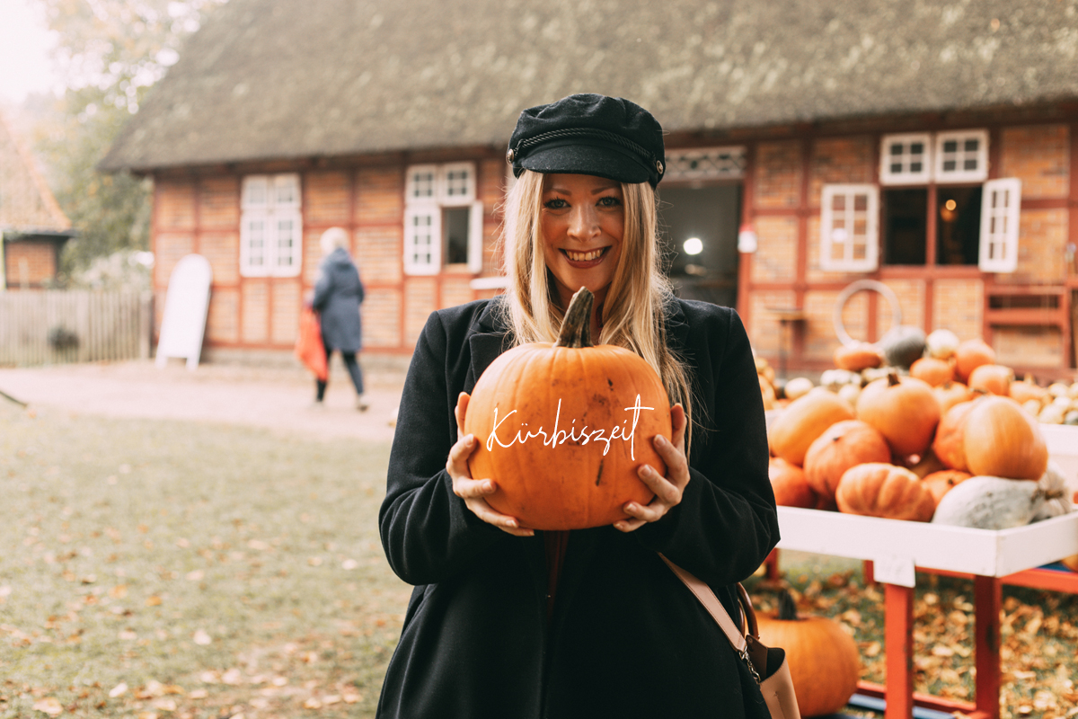 Herbstmarkt im Freilichtmuseum Molfsee: Finja Schulze mit Kürbis