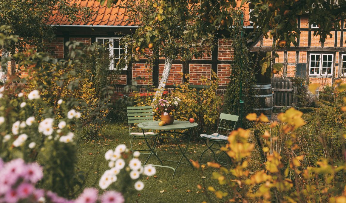 Herbstmarkt im Freilichtmuseum Molfsee: Tisch im Garten