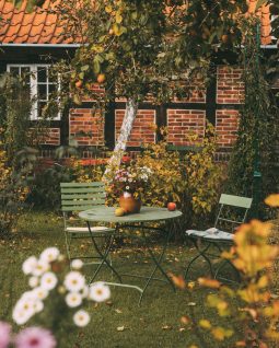 Herbstmarkt im Freilichtmuseum Molfsee: Tisch im Garten