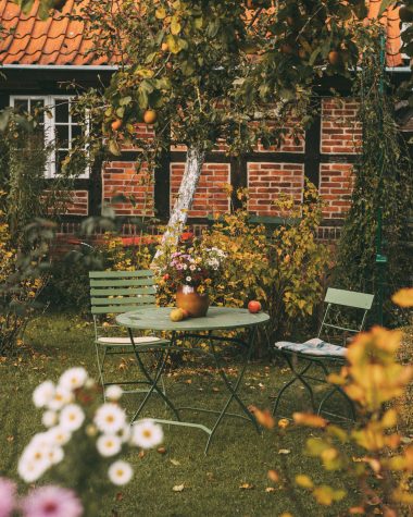Herbstmarkt im Freilichtmuseum Molfsee: Tisch im Garten