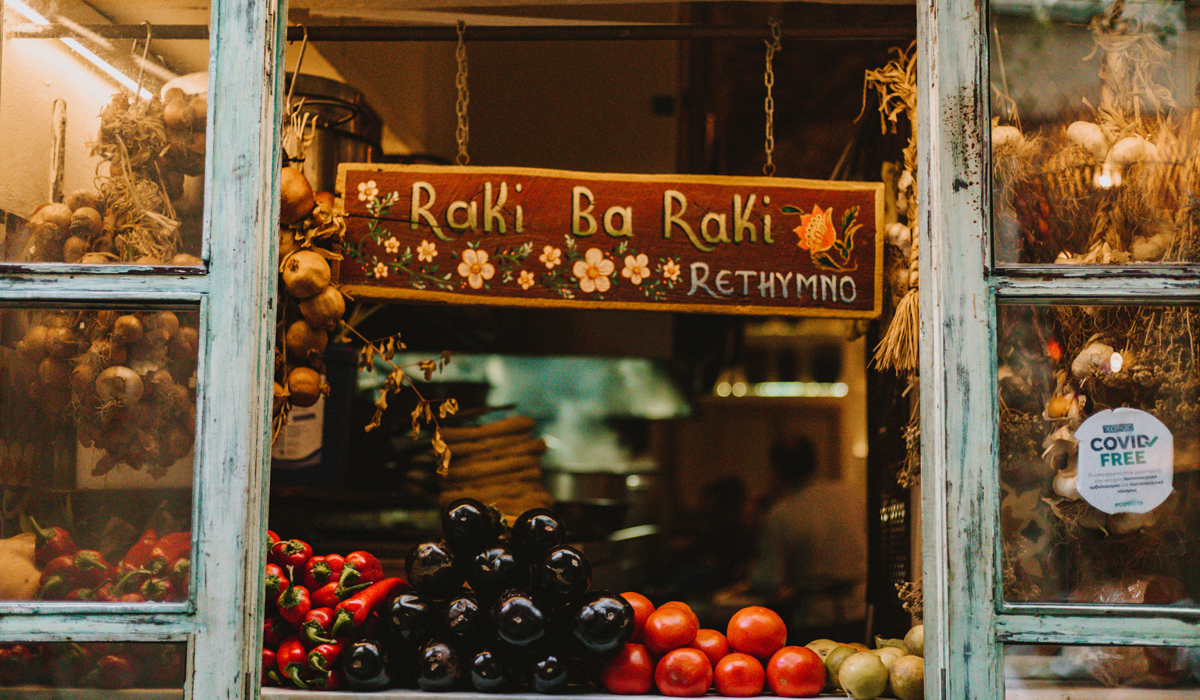 Fensterdeko im Restaurant Raki Ba Raki in Rethymno auf Kreta 
